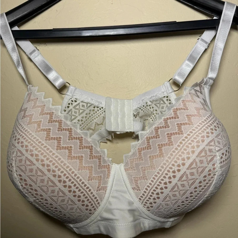 Bra in white size 40D - New, but no tags